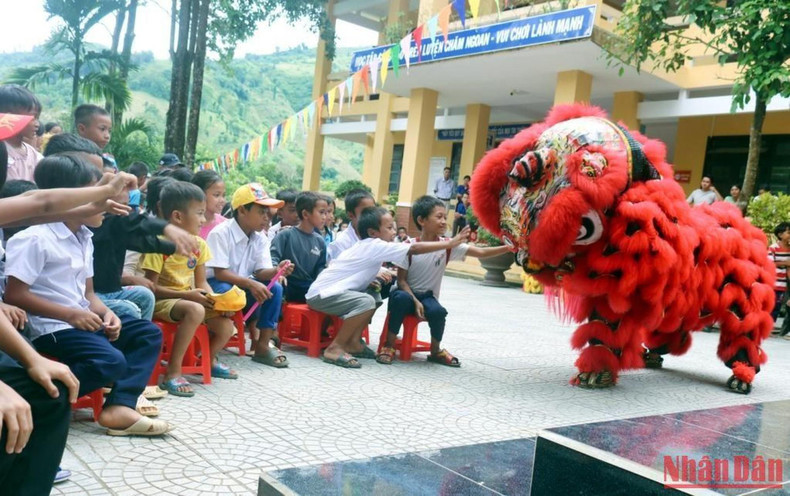 Quizás esta sea la primera vez que los niños de la Escuela Primaria y Secundaria Hong Thuy, situada en una zona remota, disfrutan de las actuaciones de la danza del león. Quizás esta sea la primera vez que los niños de la Escuela Primaria y Secundaria Hong Thuy, situada en una zona remota, disfrutan de las actuaciones de la danza del león.