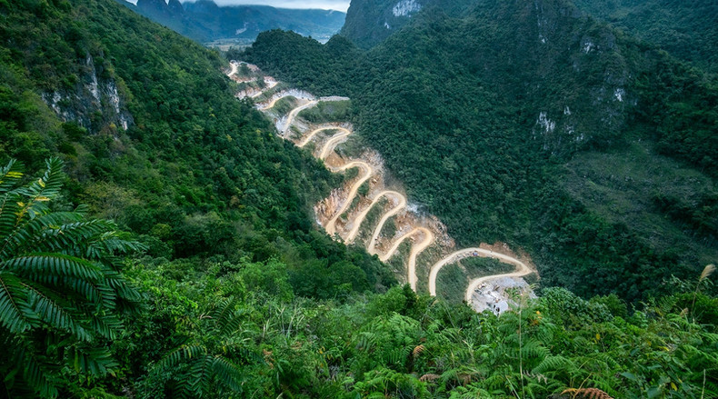 Según los locales, en el período colonial francés, este lugar era solo un sendero de montaña resbaladizo y desolado con un ancho de unos 40 centímetros.