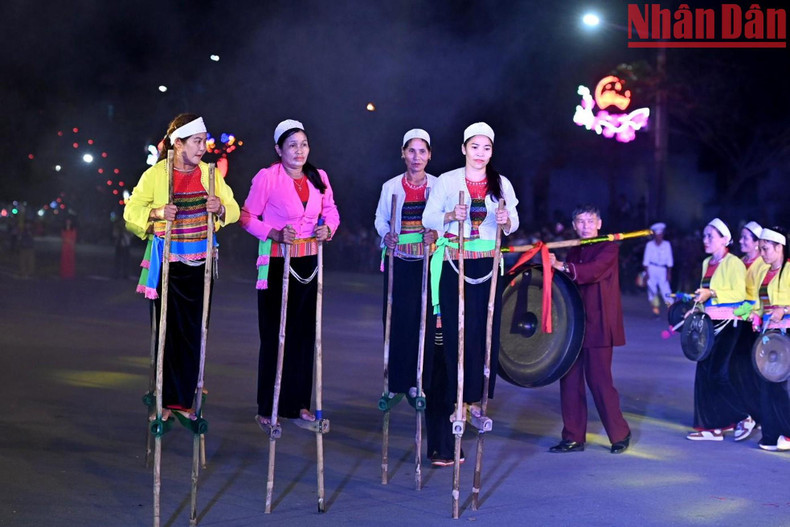 Los artistas del grupo étnico Muong, en el distrito de Nho Quan, provincia de Ninh Binh caminan en zancos atados