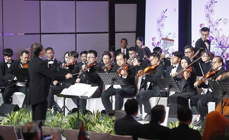 Una actuación musical en la ceremonia de apertura de AIPA-44. Una actuación musical en la ceremonia de apertura de AIPA-44.