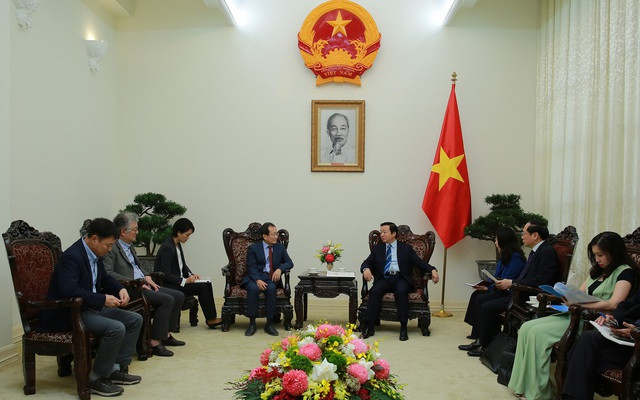 El viceprimer ministro de Vietnam Tran Hong Ha y el exministro surcoreano de Medio Ambiente Lee Chi-beom en el encuentro. (Foto: VGP) El viceprimer ministro de Vietnam Tran Hong Ha y el exministro surcoreano de Medio Ambiente Lee Chi-beom en el encuentro. (Foto: VGP)