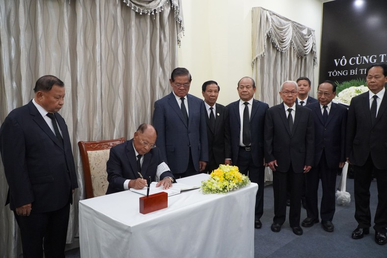 Samdech Heng Samrin escribe en el libro de condolencias, apreciando el legado invaluable dejado por el secretario general Nguyen Phu Trong. Samdech Heng Samrin escribe en el libro de condolencias, apreciando el legado invaluable dejado por el secretario general Nguyen Phu Trong.