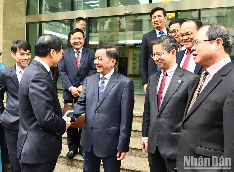 Cam Tu con los diplomáticos.