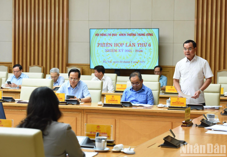 Interviene Nguyen Dinh Khang, presidente de la Confederación General del Trabajo de Vietnam. Interviene Nguyen Dinh Khang, presidente de la Confederación General del Trabajo de Vietnam.