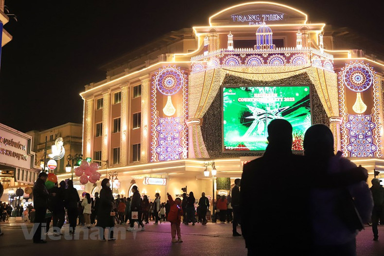 Desde la tarde, las calles que bordean el lago Hoan Kiem se iluminaron para recibir a visitantes.