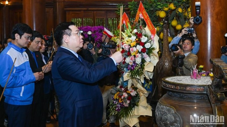 Dinh Hue ofrece inciensos en memoria del Presidente Ho Chi Minh. Dinh Hue ofrece inciensos en memoria del Presidente Ho Chi Minh.