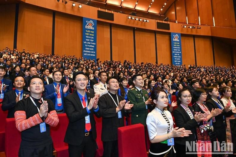 Los delegados dan la bienvenida a los dirigentes del Partido y el Estado.