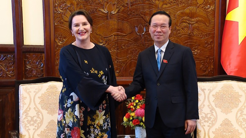 El presidente de Vietnam, Vo Van Thuong, y la embajadora de Eslovenia, Alenka Suhadolnik.