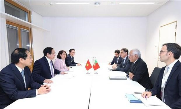 El primer ministro vietnamita, Pham Minh Chinh, sostiene un encuentro con su homólogo portugués, António Costa. (Foto: VNA)