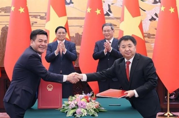 El primer ministro de Vietnam,Pham Minh Chinh, y su homólogo chino, Li Qiang, presencian la firma de acuerdos de cooperación entre ambas partes (Fotografía: VNA) El primer ministro de Vietnam,Pham Minh Chinh, y su homólogo chino, Li Qiang, presencian la firma de acuerdos de cooperación entre ambas partes (Fotografía: VNA)
