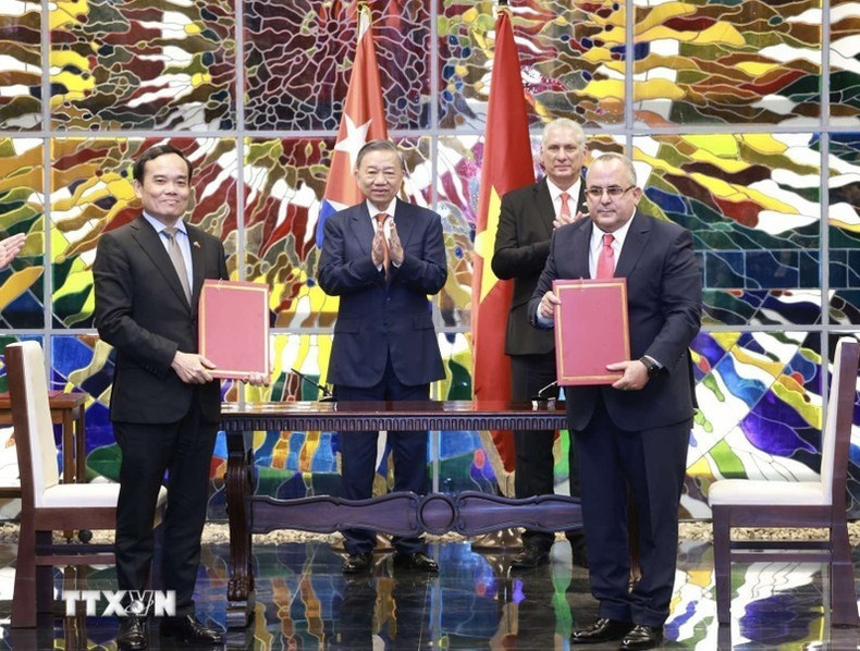 En el acto de rúbrica entre la Comisión de Asuntos Económicos del Comité Central del PCV y el Departamento Económico Productivo del Comité Central del PCC. En el acto de rúbrica entre la Comisión de Asuntos Económicos del Comité Central del PCV y el Departamento Económico Productivo del Comité Central del PCC.