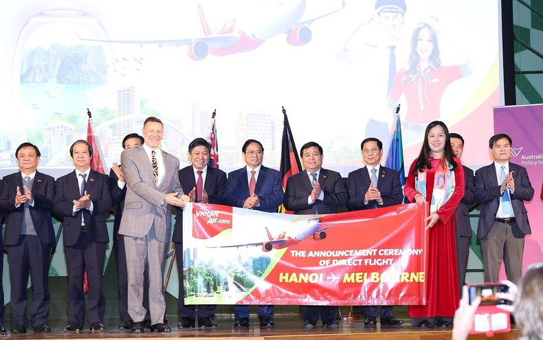 El primer ministro Pham Minh Chinh asiste al anuncio de la apertura de una ruta aérea de Vietjet que unirá Melbourne y Hanói (Foto: VNA)