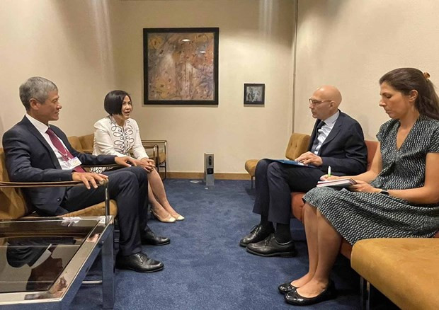 Encuentro entre el asistente del ministro de Relaciones Exteriores de Vietnam, Nguyen Minh Vu y el Alto Comisionado de la ONU para los Derechos Humanos, Volker Turk. (Foto:baoquocte.vn)