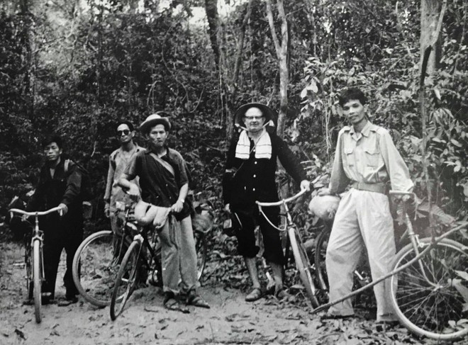 El periodista Wilfred Burchett y funcionarios del Frente de Liberación Nacional. (Foto de Archivos)