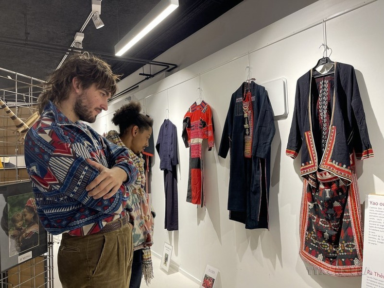 La exposición de trajes étnicos vietnamitas del coleccionista Alain Dussarps refleja el afecto de los amigos franceses hacia el país indochino, contribuyendo a fortalecer la amistad entre los dos países.