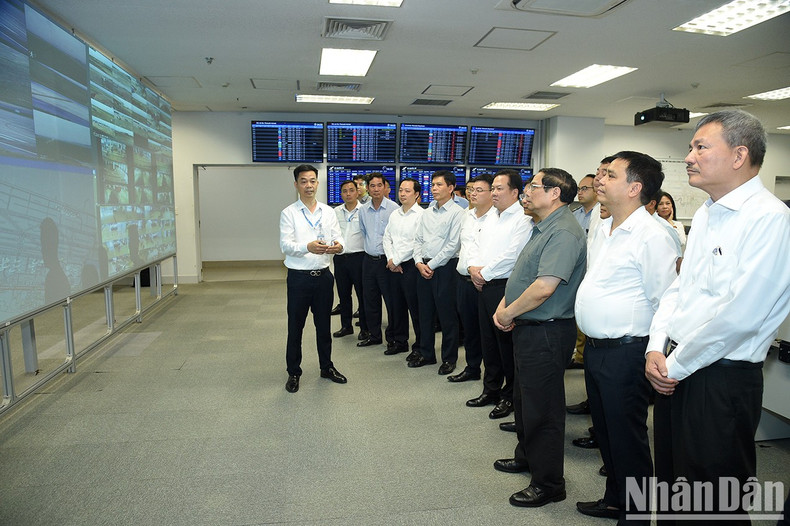 En la ocasión, el primer ministro visita los centros de Operaciones y de Seguridad del aeropuerto de Noi Bai. En la ocasión, el primer ministro visita los centros de Operaciones y de Seguridad del aeropuerto de Noi Bai.