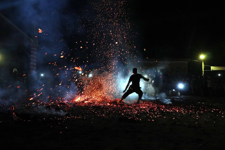 Ceremonia de salto de fuego del pueblo Pa Then, en la comuna de Hong Quang, distrito de Lam Binh, provincia de Tuyen Quang.