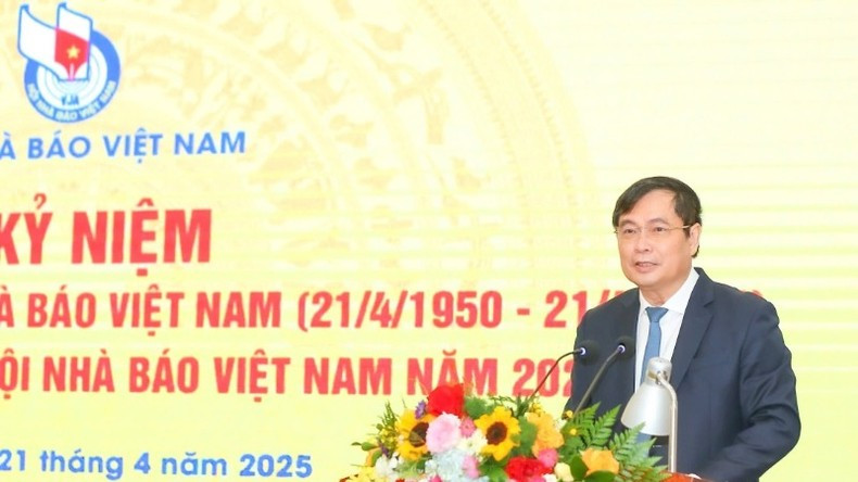 El subjefe de la Comisión de Propaganda y Movilización de Masas del Comité Central del PCV Phan Xuan Thuy habla en el acto.