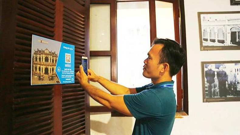 Los visitantes escanean el código QR para encontrar información acerca de la historia y la arquitectura del edificio. Los visitantes escanean el código QR para encontrar información acerca de la historia y la arquitectura del edificio.