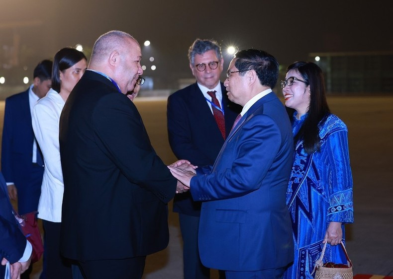 Los delegados despiden al primer ministro Pham Minh Chinh y a su esposa en el aeropuerto internacional de Noi Bai.