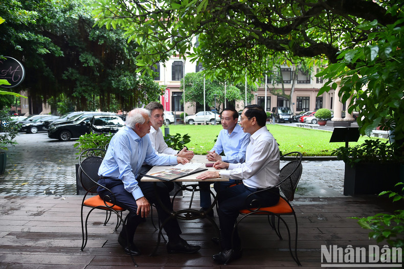 El canciller Bui Thanh Son, el vicepresidente de la CE, Josep Borell Fontelles, el embajador de Hanói en la UE, Nguyen Van Thao, y el embajador de la UE en Vietnam, Julien Guerrier, disfrutan de bebidas típicas vietnamitas en el campus del museo.