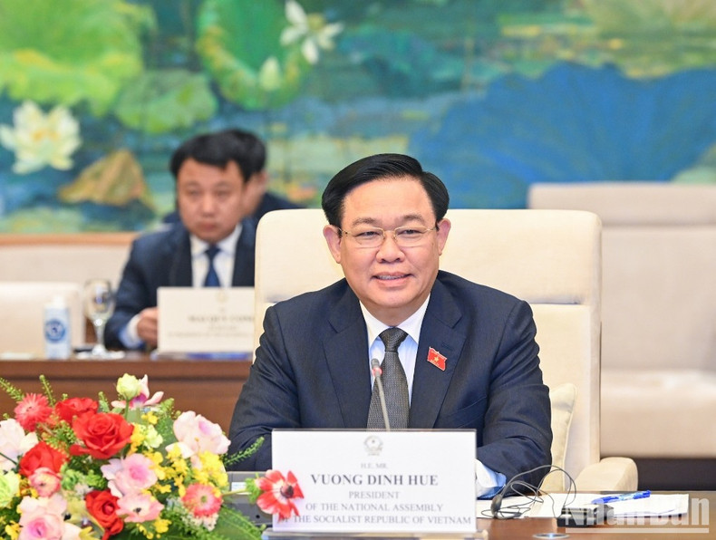 Dinh Hue habla en la cita.