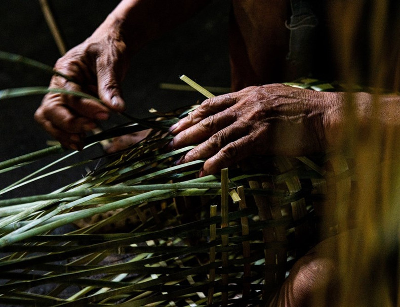 Después de afilar los listones de bambú de acuerdo con los estándares y tamaños, los artesanos tejen meticulosamente las cestas.