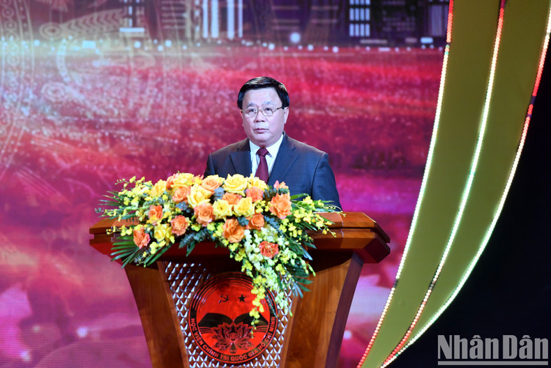 Nguyen Xuan Thang, miembro del Buró Político, director de la Academia Nacional de Política Ho Chi Minh y presidente del Consejo Teórico Central, subjefe del Comité Directivo Central 35 y jefe del Comité Directivo del Concurso, habla en el acto.