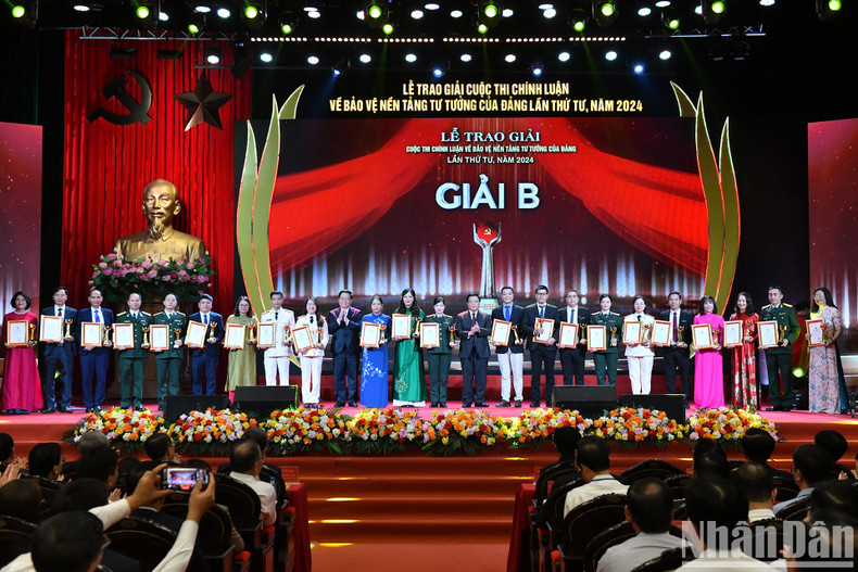 Xuan Thang otorga el Premio B a los ganadores.