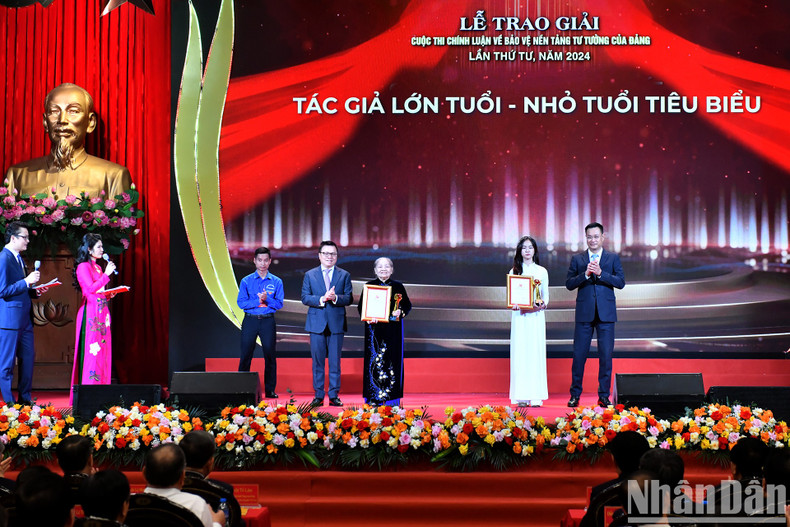 El comité organizador otorga premios a autores mayores y jóvenes destacados.