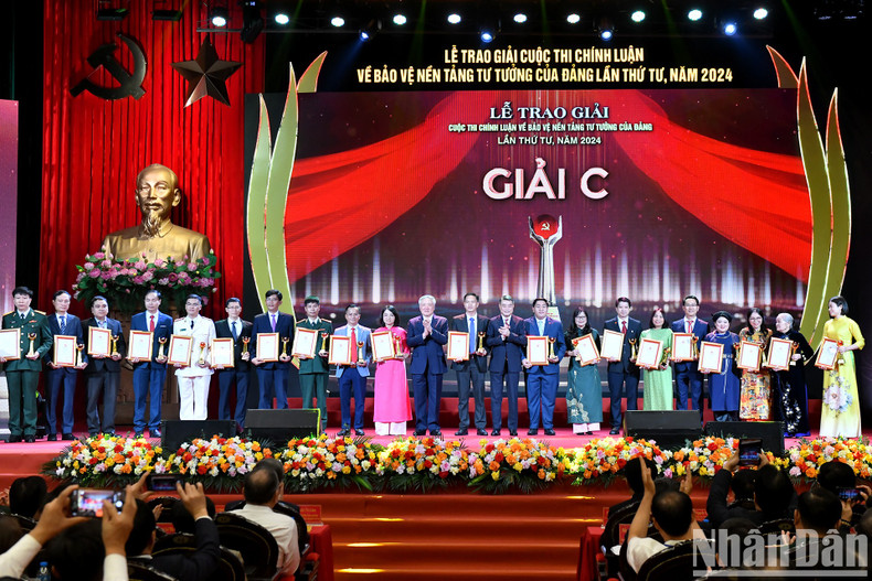 Nguyen Hoa Binh, miembro del Buró Político, secretario del Comité Central del PCV y vicepremier permanente, y Le Minh Hung, miembro del Buró Político, secretario del Comité Central del PCV y jefe de su Comisión de Organización, entregan el Premio C a los ganadores.