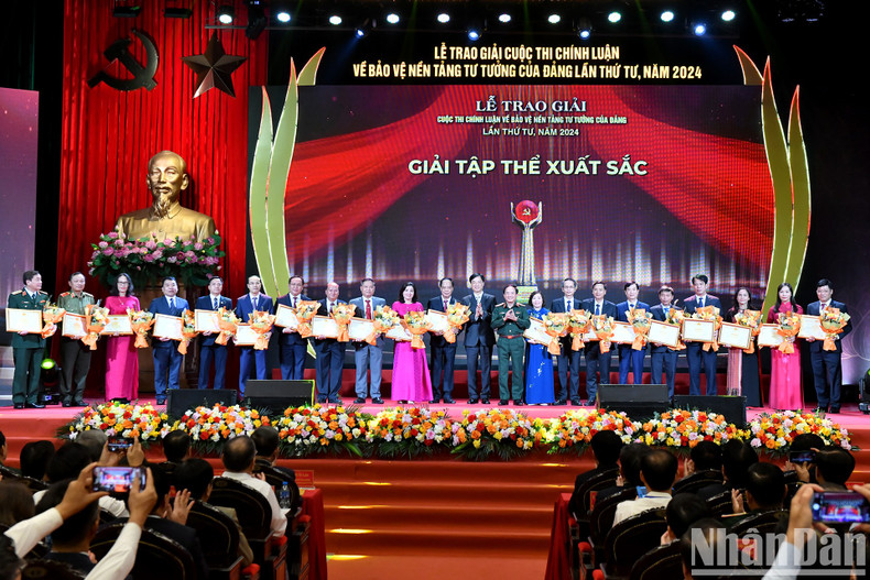 El comité organizador otorga premios a los colectivos destacados.