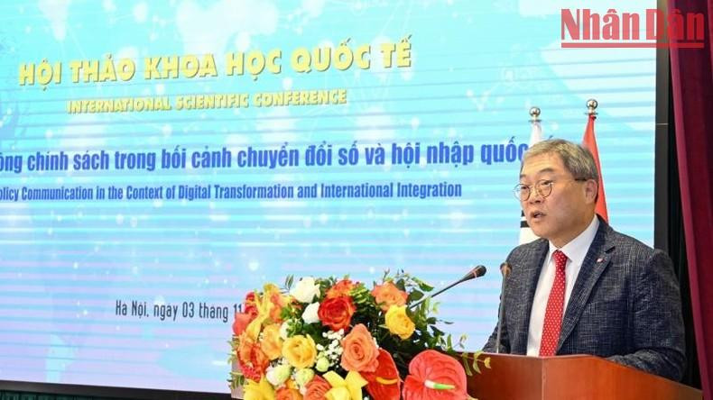 El director de la Koica en Vietnam, Cho Han Deog habla en el taller.