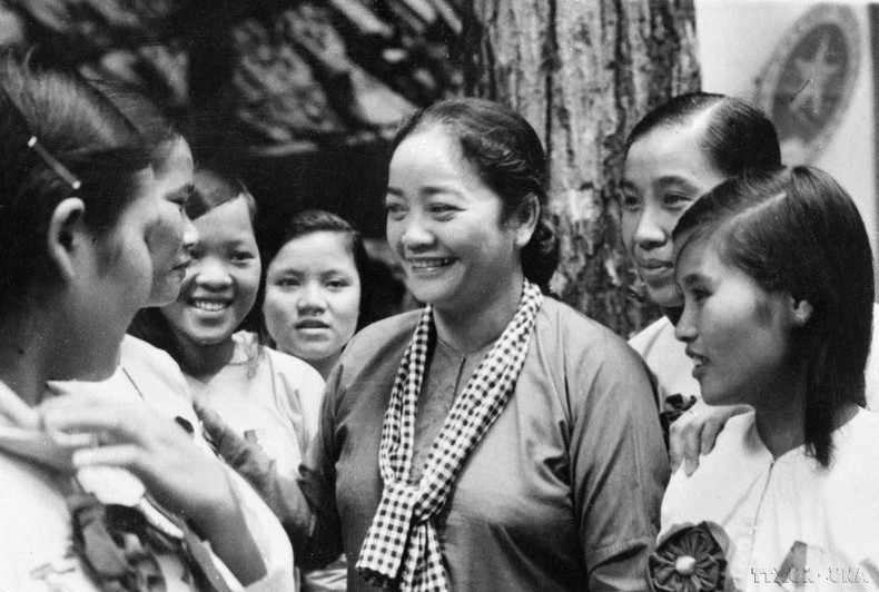 El nombre de la heroína Nguyen Thi Dinh está estrechamente vinculado con el surgimiento y crecimiento del Ejército de pelo largo de Ben Tre (1967). Foto: Archivo de VNA. El nombre de la heroína Nguyen Thi Dinh está estrechamente vinculado con el surgimiento y crecimiento del Ejército de pelo largo de Ben Tre (1967). Foto: Archivo de VNA.