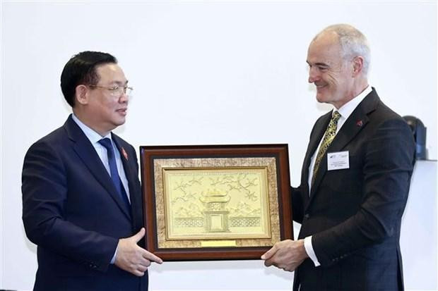 El presidente de la Asamblea Nacional, Vuong Dinh Hue, entrega un recuerdo al profesor Alec Cameron, presidente y vicerrector de la Universidad RMIT. (Fotografía: VNA) El presidente de la Asamblea Nacional, Vuong Dinh Hue, entrega un recuerdo al profesor Alec Cameron, presidente y vicerrector de la Universidad RMIT. (Fotografía: VNA)