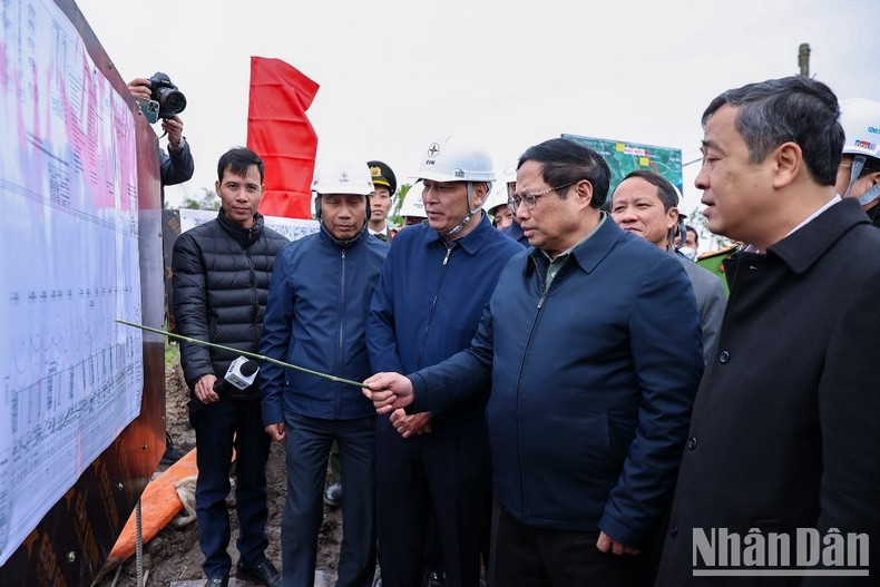 Minh Chinh inspecciona la construcción en la ubicación 201 en la comuna de Chau Son, distrito de Quynh Phu, provincia de Thai Binh, perteneciente al proyecto de construcción de línea de transmisión de 500 kilovatios Nam Dinh 1- Pho Noi. Minh Chinh inspecciona la construcción en la ubicación 201 en la comuna de Chau Son, distrito de Quynh Phu, provincia de Thai Binh, perteneciente al proyecto de construcción de línea de transmisión de 500 kilovatios Nam Dinh 1- Pho Noi.