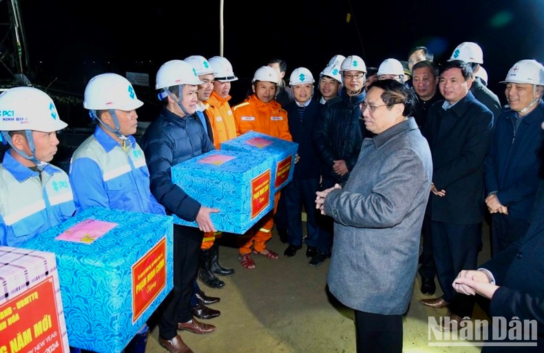Minh Chinh entrega regalos a los trabajadores de la obra. Minh Chinh entrega regalos a los trabajadores de la obra.