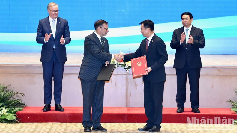 La rúbrica del Memorando de Entendimiento entre el Departamento de Relaciones Exteriores y Comercio de Australia y el Ministerio de Ciencia y Tecnología de Vietnam sobre cooperación en ciencia, tecnología e innovación. La rúbrica del Memorando de Entendimiento entre el Departamento de Relaciones Exteriores y Comercio de Australia y el Ministerio de Ciencia y Tecnología de Vietnam sobre cooperación en ciencia, tecnología e innovación.