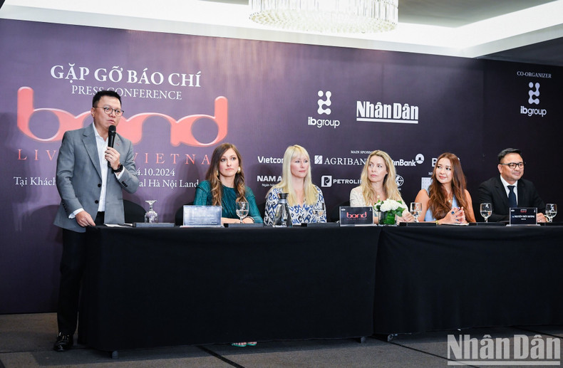 Quoc Minh, miembro del Comité Central del Partido Comunista de Vietnam y subjefe de su Comisión de Comunicación y Educación, presidente-editor de Nhan Dan y titular de la Asociación de Periodistas Vietnamitas, quien también es jefe del Comité Directivo del proyecto “Good Morning Vietnam”, interviene en la ceremonia. Quoc Minh, miembro del Comité Central del Partido Comunista de Vietnam y subjefe de su Comisión de Comunicación y Educación, presidente-editor de Nhan Dan y titular de la Asociación de Periodistas Vietnamitas, quien también es jefe del Comité Directivo del proyecto “Good Morning Vietnam”, interviene en la ceremonia.