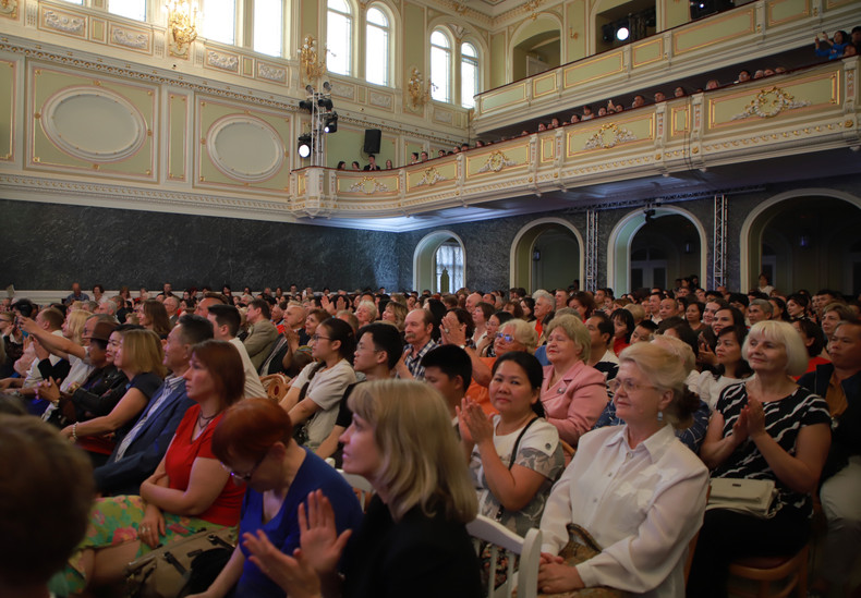 Las representaciones artísticas reciben una respuesta entusiasta del público. Las representaciones artísticas reciben una respuesta entusiasta del público.