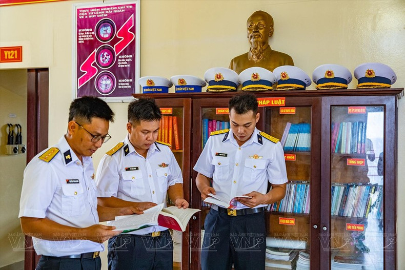 Actualmente, la plataforma cuenta con muchos libros y periódicos para satisfacer las necesidades de aprendizaje y entretenimiento de los soldados.