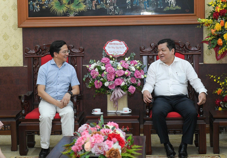 Vu Van Giap, subdirector encargado del Hospital Bach Mai, visita el diario Nhan Dan. Vu Van Giap, subdirector encargado del Hospital Bach Mai, visita el diario Nhan Dan.