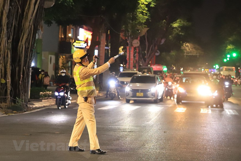 Las fuerzas policiales garantizan la seguridad ante el aumento del tráfico.