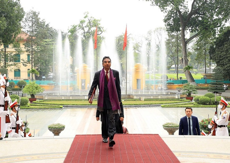 El embajador de Sri Lanka, Sajeewa Umanga Mendis, llega al Palacio Presidencial para presentar sus cartas credenciales. El embajador de Sri Lanka, Sajeewa Umanga Mendis, llega al Palacio Presidencial para presentar sus cartas credenciales.