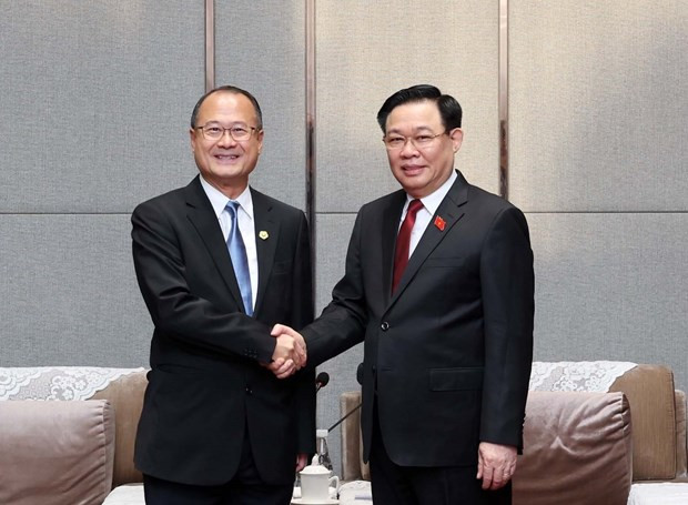 El presidente de la Asamblea Nacional de Vietnam, Vuong Dinh Hue (derecha) recibe al presidente del Grupo Sunwah, Jonathan Choi. (Foto: VNA)
