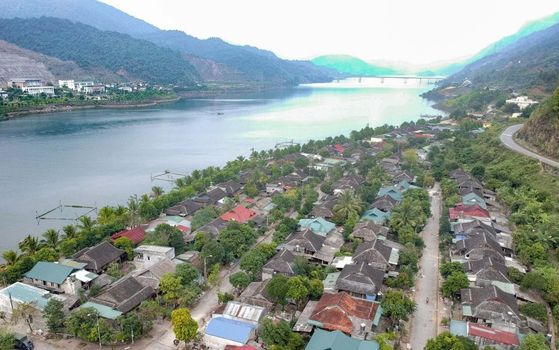 Las casas sobre pilotes se encuentran cerca una de la otra en la calle junto a la represa hidroeléctrica de Son La, en la comuna de Muong Lay.