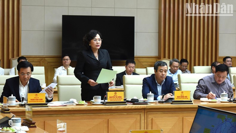 La gobernadora del Banco Estatal de Vietnam, Nguyen Thi Hong, habla en la reunión.