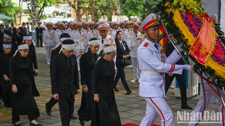 La familia del secretario general del PCV, Nguyen Phu Trong, incluido su esposa, hijos, nietos y bisnietos, rinde homenaje al dirigente paridista. La familia del secretario general del PCV, Nguyen Phu Trong, incluido su esposa, hijos, nietos y bisnietos, rinde homenaje al dirigente paridista.