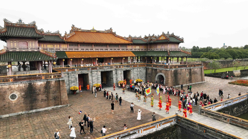 Recreación de la ceremonia del &quot;Cambio de Guardia&quot; en la Puerta Ngo Mon, Ciudad Imperial de Hue.