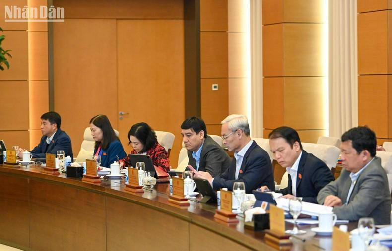 A la reunión asisten miembros del Comité Permanente del Parlamento. A la reunión asisten miembros del Comité Permanente del Parlamento.